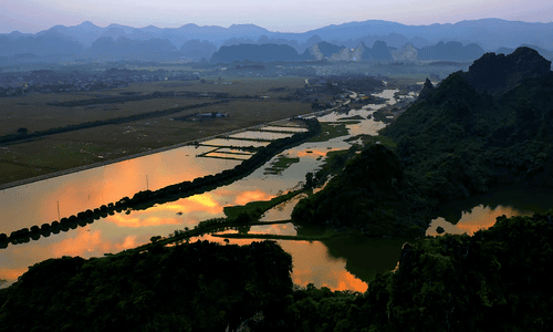 Coucher de soleil sur le lac Quan Son